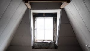 Doublage en plaque de plâtre d'une pièce située sous rampants de toit