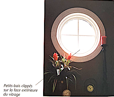 Fenêtre circulaire blanche à petits-bois clippés sur la partie extérieure du vitrage