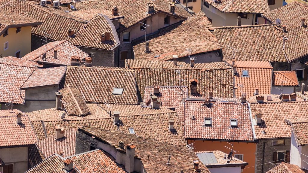 Toits de maisons situés dans un village provençal