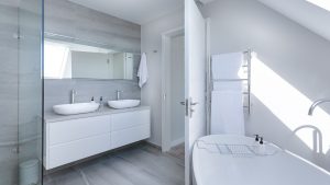 Salle de bains contemporaine composée d'un meuble double vasques, une douche ainsi que d'une baignoire ilot