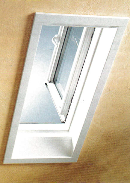 Vue intérieure d'une fenêtre de toit blanche à ouverture latérale